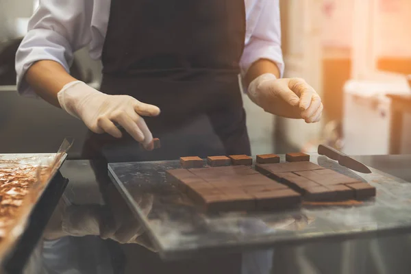 Zelfgemaakte chocolade van chef-kok snijden in keuken. — Stockfoto