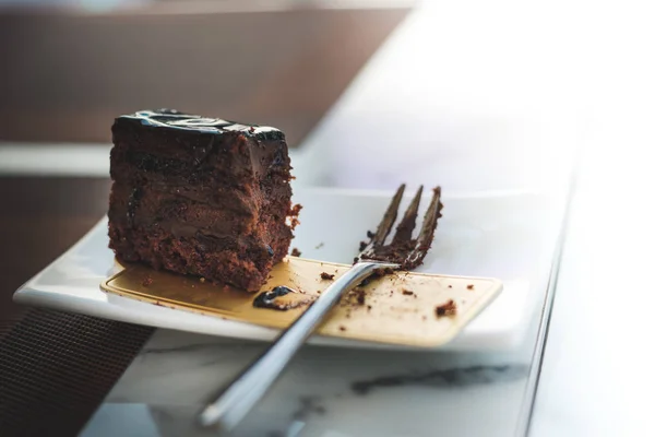 Chokladkaka på bordet. — Stockfoto