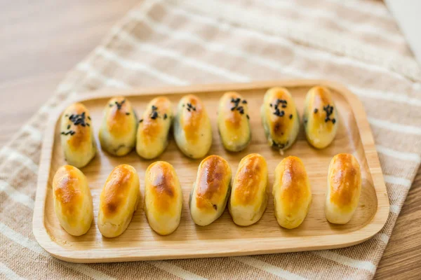 Pâtisserie chinoise rangée sur plateau en bois — Photo