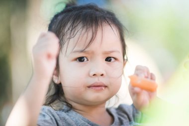 Şirin Asyalı kız açık sosis yeme kapatmak.