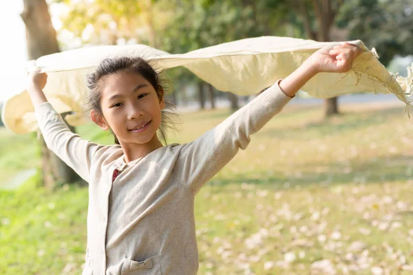 朝と屋外の公園でスカーフを保持している幸せなアジアの女の子 — ストック写真