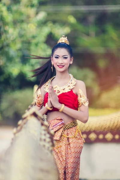 Mujer tailandesa en traje tradicional de Tailandia — Foto de Stock