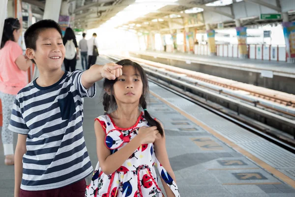 Asijské děti čekání na sky vlakové dopravy v Bangkoku — Stock fotografie