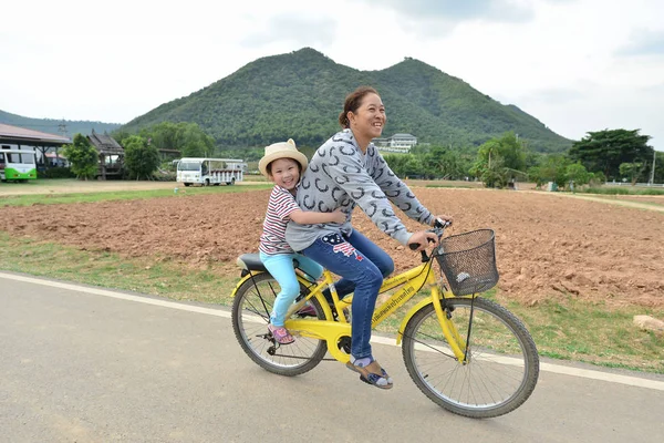 Phetchaburi, Таїланд-: 03 Січень 2017 року: без назви туристів ridin — стокове фото