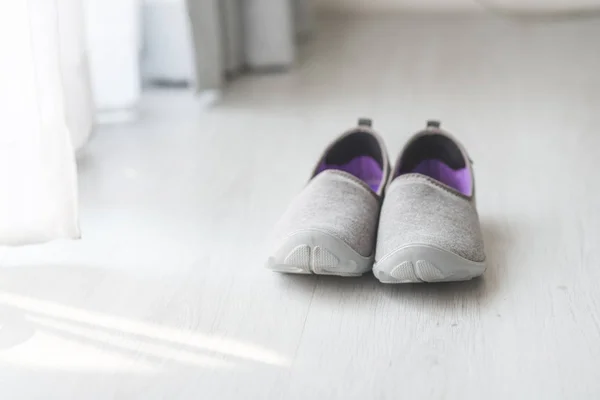 Gray, paarse stof schoenen naast weergave voor lopen op houten gra — Stockfoto