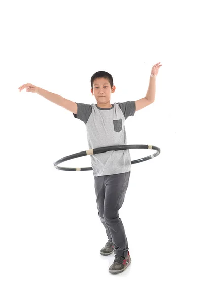 Ásia menino jogar com o hulahoop no um branco fundo — Fotografia de Stock