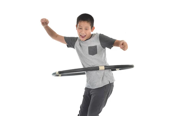 Ásia menino jogar com o hulahoop no um branco fundo — Fotografia de Stock