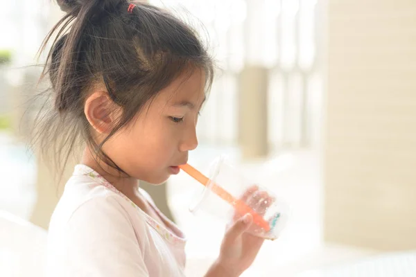 Asiatisches Mädchen mit Läuseeiern auf dem Haar, trinkt ein Glas wat — Stockfoto