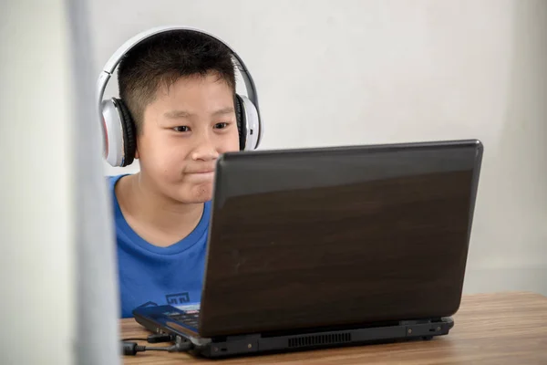 Unga asiatiska pojke med laptop teknik hemma. copyspace för t — Stockfoto