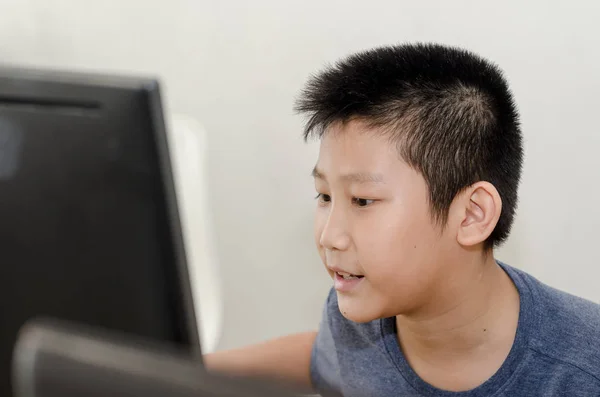 Asiático menino usando notebook em casa — Fotografia de Stock
