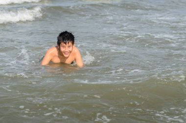 Mutlu Asya boy eğleniyor plaj sahil tarafından.