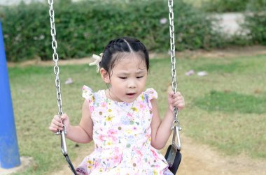 Sevimli kız Bahçesi hızıyla eğleniyor.