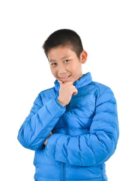 Feliz ásia menino vestindo azul para baixo isolamento no o branco — Fotografia de Stock