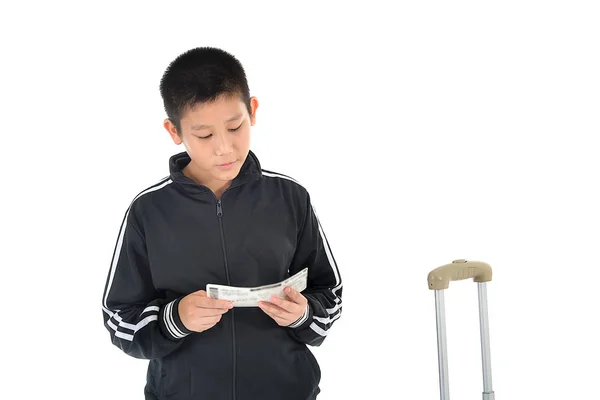 Asiatischer Junge mit Gepäck und Flugticket auf weißem Hintergrund — Stockfoto