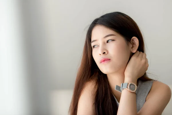 Retrato mulher asiática relaxante em casa com luz de janela . — Fotografia de Stock