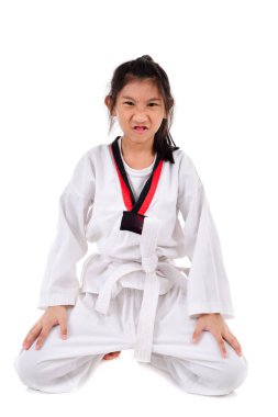 Asyalı çocuk e giyen çocuk beyaz zemin üzerine oturan dizüstü bilgisayar ile