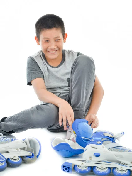 Glücklich asiatische Junge trägt Knieschutz und Schuhe für Roller spielen — Stockfoto