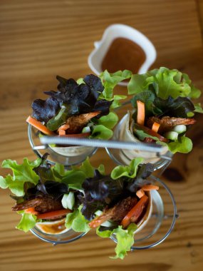 Kızarmış karides köfte kebap ahşap tepsi