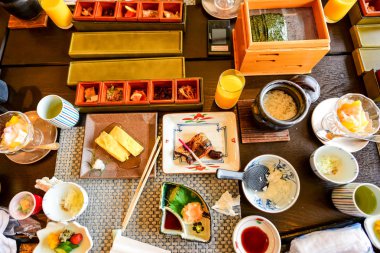 Japon yemekleri masada, üstten görünüm ayarla