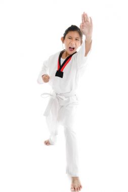 Tae Kwon Do Asyalı kız beyaz arka plan üzerinde