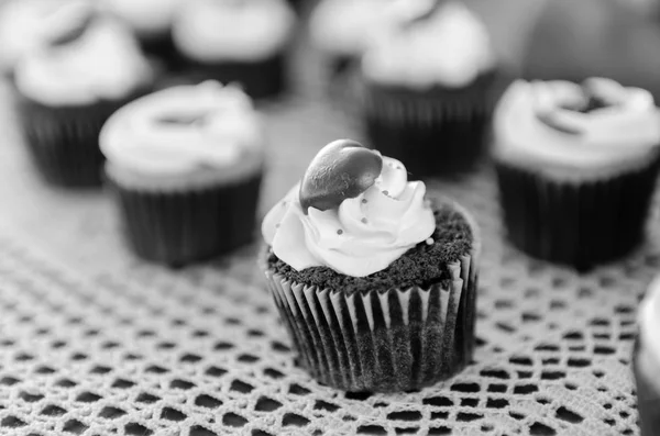 Cupcakes blancos y negros en la mesa — Foto de Stock