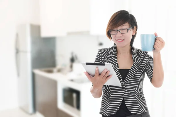 Modern businesswoman using tablet and drinks coffee with Blurry — Stock Photo, Image