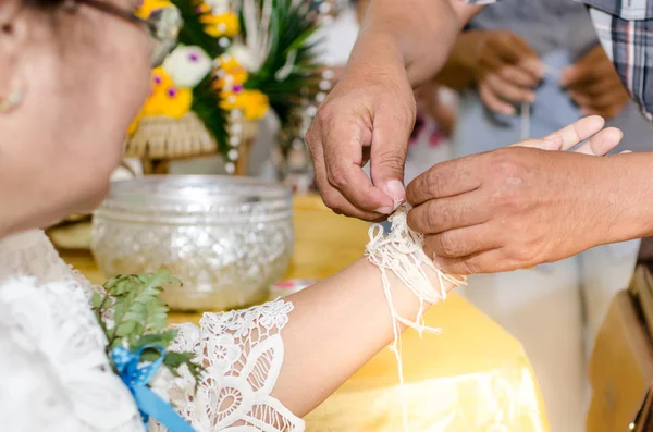 Man Maak ceremoniële draad grootmoeder en bidden voor lange l — Stockfoto