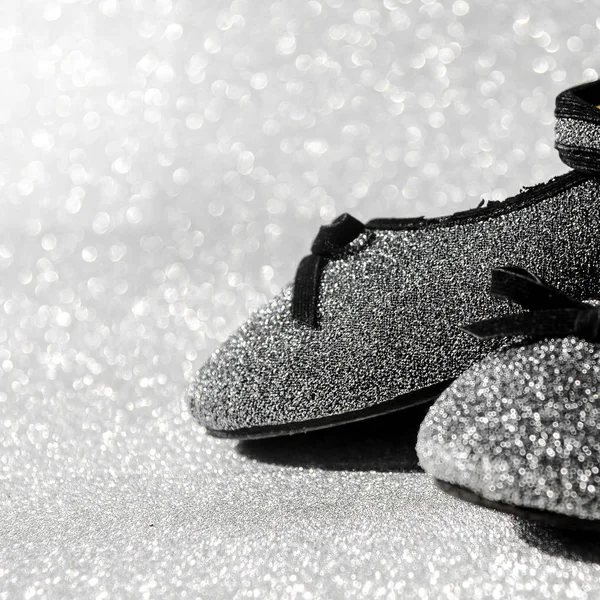 Zwart-wit ballet schoenen met glitter achtergrond. — Stockfoto