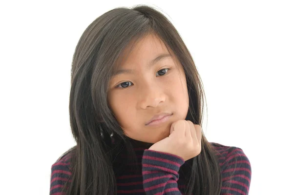 Портрет азиатской девушки, думающей что-то, изолированной на белом . — стоковое фото