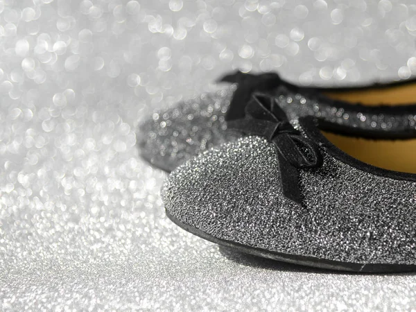 Zwart-wit ballet schoenen met glitter achtergrond. — Stockfoto