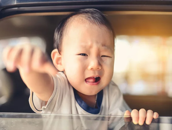 Płacz dziecka Azjatka w samochodzie, koncepcja bezpieczeństwa. — Zdjęcie stockowe