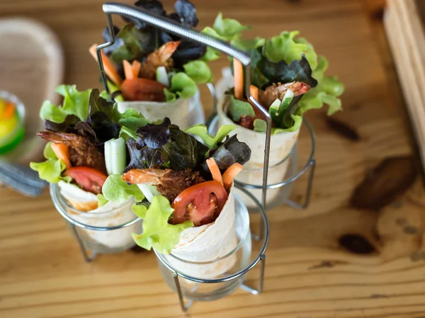 Kızarmış karides köfte kebap ahşap tepsi