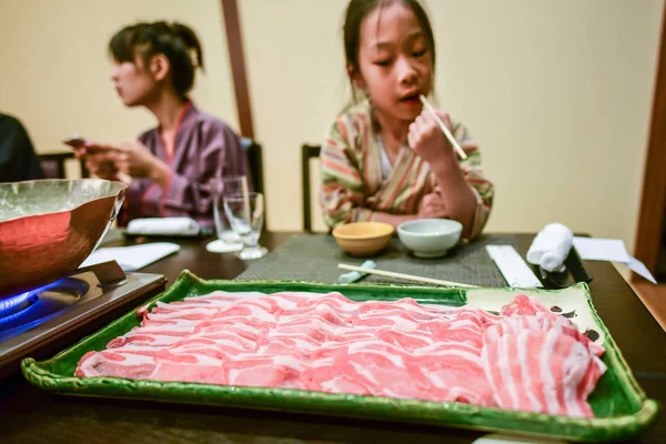 Japoński żywności, duże plastry wieprzowiny tacę na stole gotowy do przyrządzenia — Zdjęcie stockowe