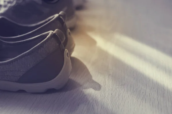 Спортивне взуття на дерев'яній підлозі з копійкою — стокове фото