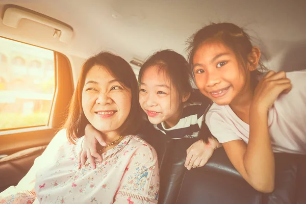 Mutlu çocuklar ve anne arabada seyahat. — Stok fotoğraf