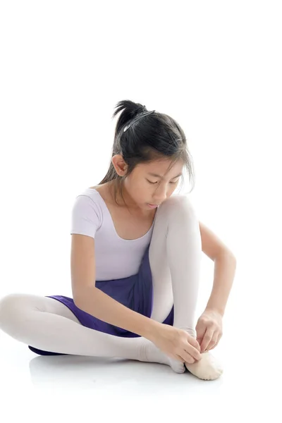 Chica asiática con zapatos de ballet sobre fondo blanco — Foto de Stock