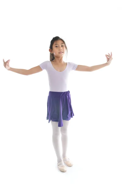 Asiático balé menina no fundo branco — Fotografia de Stock