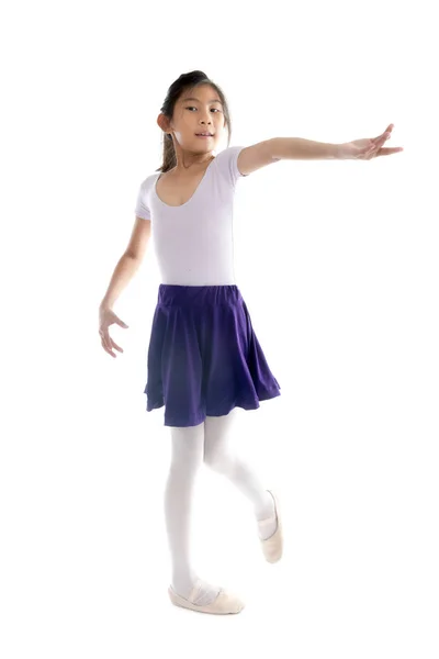 Azjatycki balet dziewczynka na białym tle — Zdjęcie stockowe