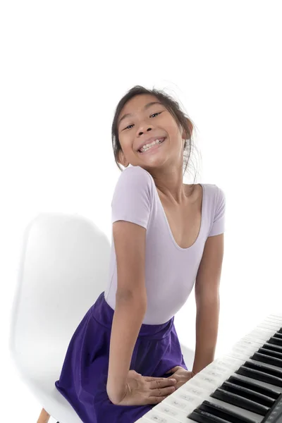 Chica asiática feliz con música de teclado sobre fondo blanco — Foto de Stock