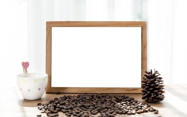 Tablero blanco en blanco con taza de café y decoración de granos de café —  Fotos de Stock