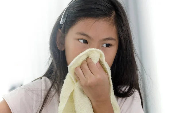 Asiatisk sjuk tjej använder näsduk hemma — Stockfoto