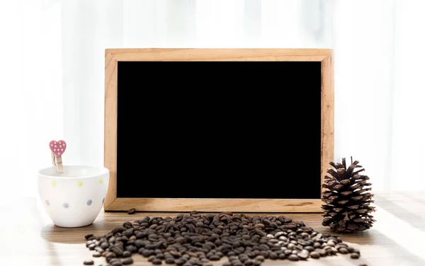 Pizarra en blanco con taza de café y decoración de granos de café —  Fotos de Stock
