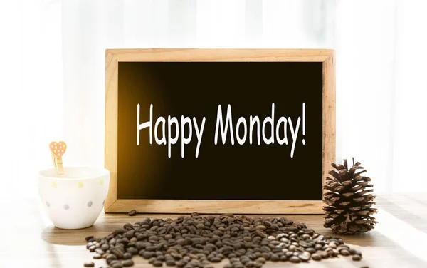 Glad måndag meddelande på blackboard med kaffekopp och kaffe vara — Stockfoto