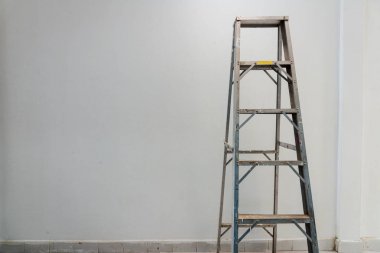 Eski ve pis alüminyum boş oda, gölge