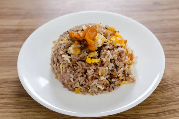 Arroz integral frito con huevos y salchichas en plato blanco . — Foto de Stock