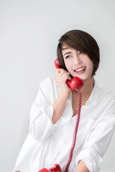 Mulher asiática usando telefone vintage vermelho — Fotografia de Stock