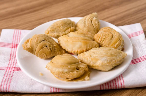 Ahşap arka plan beyaz yemek köri puf snacks.