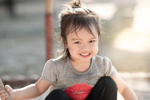 Asiatico ragazza giocare sabbia a parco giochi all'aperto con giorno luce . — Foto Stock