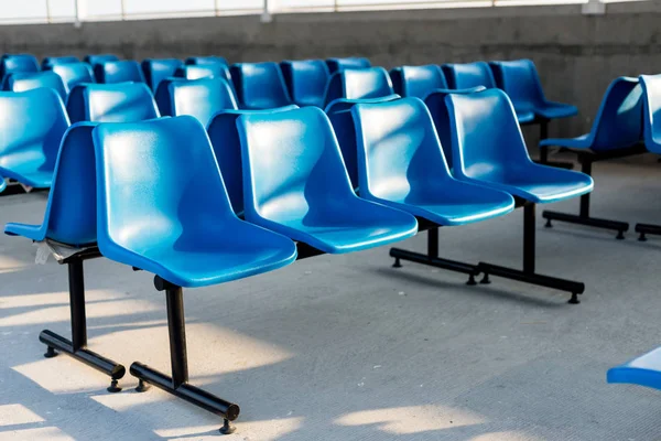 Sedili in plastica blu in attesa alla stazione — Foto Stock