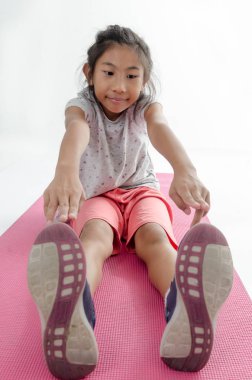 Asyalı kız egzersiz pembe yoga mat.